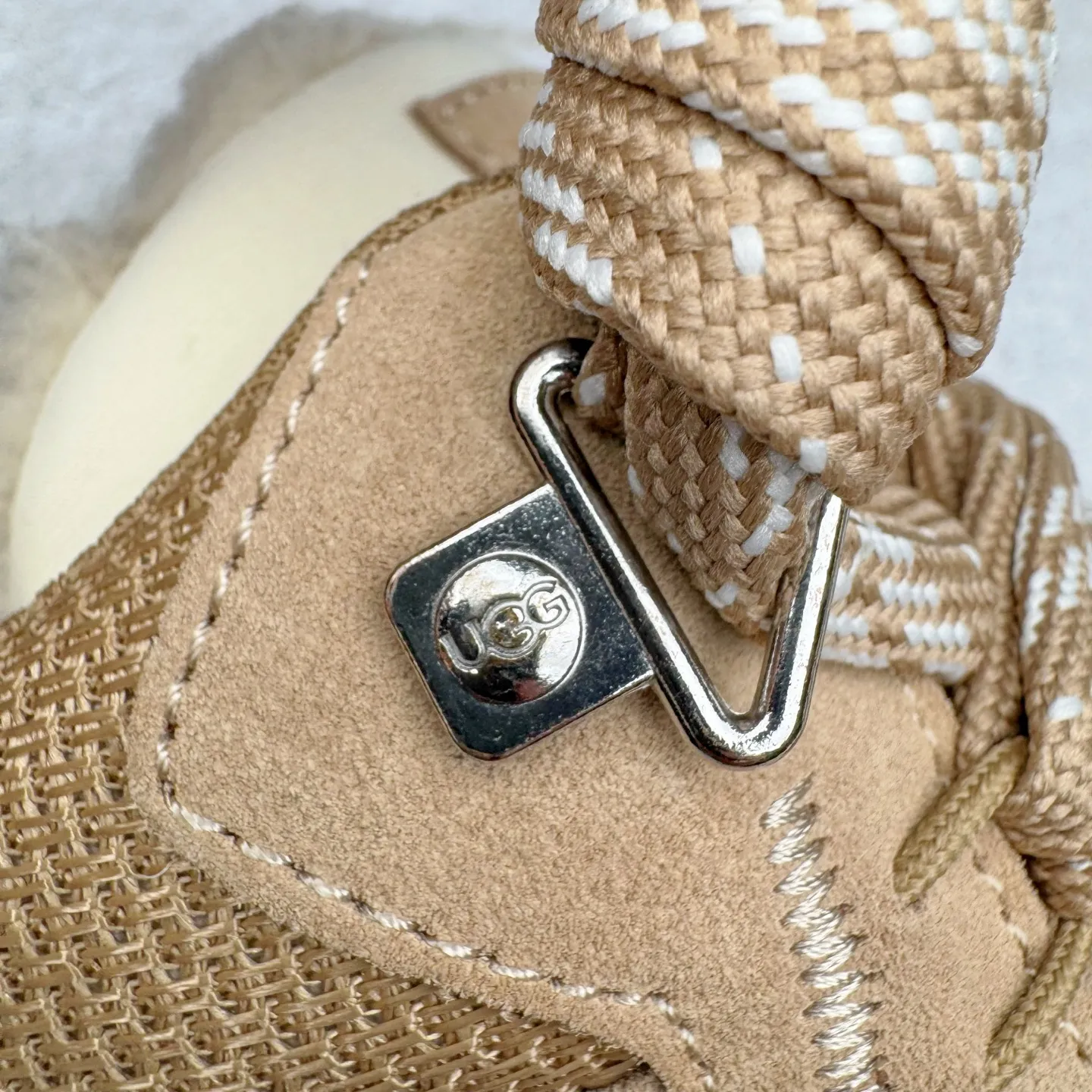 Pick up locally💰640 UGG 4032 Meyer autumn and winter sheepskin and fur integrated snow boots. All shoes are made of ZP from the same factory. Longfeng A-grade Australian imported sheepskin and fur integrated. Men's and women's boots brand OEM production line fully follows the ZP process. OEM original pattern maker adheres to the principle of no original shoes and no development selection. Pay attention to every detail. The most authentic version on the market TREADLITE "Light Wing" technology outsole Lightweight/durable/flexible/pile size: 35 36 37 38 39 40 41 42 43 44 45 Coding: by3936030